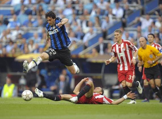 22.05.2010, Fussball UEFA Championsleague-Finale 2010, FC Bayern München - Inter Mailand (blue), im Bernabeu-Stadion Madrid. Diego Milito (li, Inter Mailand) springt über Martin Demichelis (FC Bayern München).