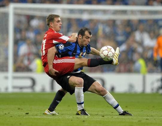 22.05.2010, Fussball UEFA Championsleague-Finale 2010, FC Bayern München - Inter Mailand (blue), im Bernabeu-Stadion Madrid. Philipp Lahm (li, FC Bayern München) gegen Goran Pandev (Inter Mailand)