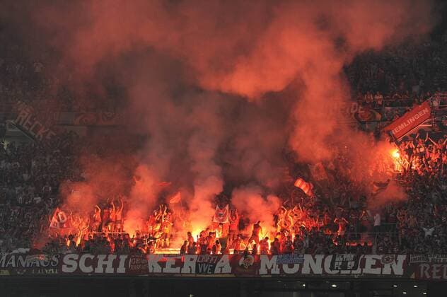 Bengalische Feuer im Bayern Fanblock - Champions League Finale 2010, FC Bayern Muenchen, am 22.05.2010 in Madrid o0 Bengalfeuer Bengalisches Tribüne Totale Fan Zuschauer o00 Totale