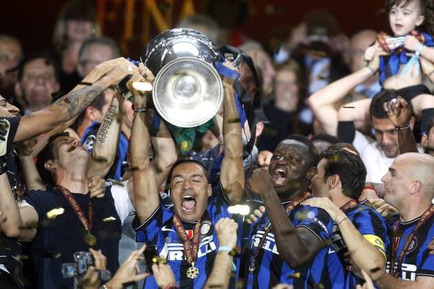 22.05.2010, Fussball UEFA Championsleague-Finale 2010, FC Bayern München - Inter Mailand (blue), im Bernabeu-Stadion Madrid, Inter Mailand feiert den Gewinn der Champions League 2009 2010. May 22, 2010.  (2010052238581) o0 Jubel, Freude Pokal, Trophäe Objekte feiern