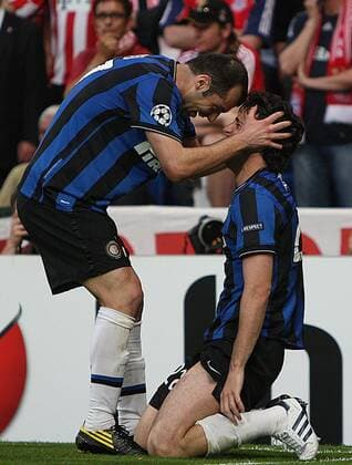 Football - Champions League Final - FC Bayern München vs. Inter Mailand (blue). Inter Milan s Diego Milito (R) celebrates with Goran Pandev  o0 Jubel, Freude