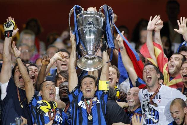 22.05.2010, Champions League Finale, FC BAYERN MÜNCHEN (rot) - INTER MAILAND (blau): Javier Zanetti (Inter Mailand) stemmt den Champions League Pokal --ONLY IN GERMANY-- o0 Feier Objekte