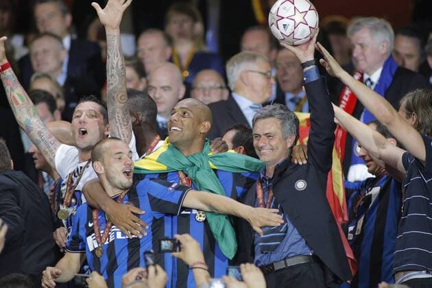 22.05.2010, Champions League Finale, FC BAYERN MÜNCHEN (rot) - INTER MAILAND (blau): Trainer Jose Mourinho feiert mit dem Spielball, links Wesley Sneijder --ONLY IN GERMANY-- o0 Feier Objekte Equipment Spielgerät Sportgerät