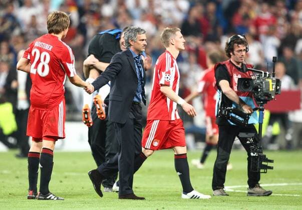 Trainer vom Champions League Sieger Inter Mailand Jose Mourinho (Mitte) und Holger Badstuber (L) und Bastian Schweinsteiger (Bayern 31) FC Bayern Muenchen - Inter Mailand (0 - 2 ) o0 Kameradschaft Sieg Europapokalsieg