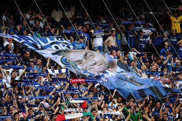 Fans von Inter Mailand verehren ihren Trainer Jose Mourinho o0 Totale Zuschauer Plakat Fanplakat Transparent Bild Abbild Foto Konterfei