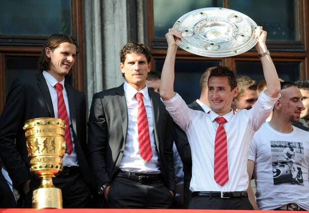 FUSSBALL 1. BUNDESLIGA SAISON 2009 2010 Der FC Bayern Muenchen feiert zum Saisonabschluss auf dem Muenchener Marienplatz am 23.05.2010 Miroslav KLOSE (Bayern) jubelt mit der Meisterschale, daneben Daniel van Buyten (li.) und Mario Gomez (beide Bayern) mit dem Pokal  o0 Meister Meisterschaft Meisterfeier Schale Pokal Trophäe Objekte Pokalsieg Sieg Freude Jubel 2009 München