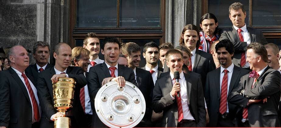 23.05.2010, Fussball 1.Bundesliga, FC Bayern München feiert den Gewinn der deutschen Meisterschaft und des DFB-Pokales auf dem Rathausbalkon am Marienplatz. V.li.: Präsident Uli Hoeneß, Arjen Robben mit DFB Pokal, Mark van Bommel mit Meisterschale, Philipp Lahm und Trainer Louis van Gaal o0 Meister Meisterschaft Meisterfeier Pokalfeier Sieg Pokalsieger Freude Funktionär