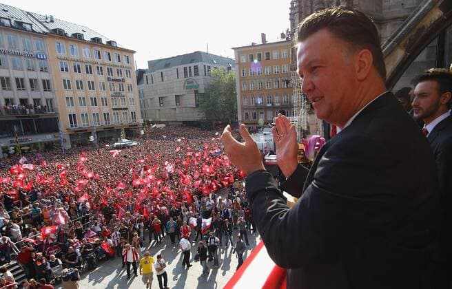 Feierbiest Louis van GAAL (Trainer Bayern Muenchen) applaudiert zu den Fans auf dem vollen Marienplatz - FC Bayern Muenchen, Feier in Muenchen am 23.05.2010 o0 Meister Meisterschaft Meisterfeier Sieg Pokalsieg Pokalfeier Freude