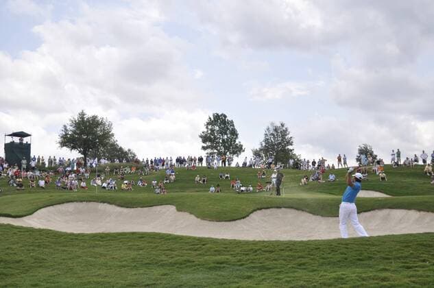 Jason Day (USA) with a chip out of a greenside bunker on the 1st hole of the HP Byron Nelson in Dallas, Texas. May 23, 2010 xCooperxNeillx  ActionPlus11045342 o0 Salesmanship Club Sandbunker Sand Bunkerspiel Zuschauer