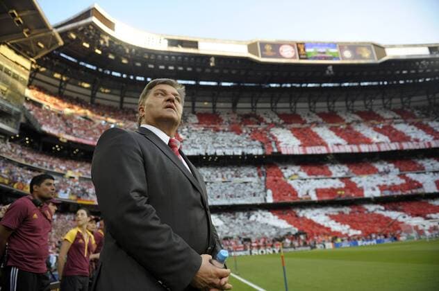22.05.2010, Fussball UEFA Championsleague-Finale 2010, FC Bayern München - Inter Mailand, im Santiago Bernabeu Stadion Madrid. Pressesprecher Markus Hörwick (München) steht staunend im Stadion, im Hintergrund läuft gerade die Choreografie der Bayernfans. o0 Pressesprecher, Pressearbeit, Öffentlichkeitsarbeit, PR, public relations