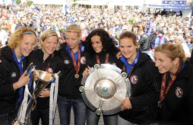 v.l.: Anna Felicitas Sarholz, Jennifer Zietz, Viola Odebrecht, Fatmire Bajramaj, Desiree Schumann, Bianca Schmidt, mit Champions League Pokal und Meisterschale, 1. FFC Turbine Potsdam - Empfang in Potsdam am Brandenburger Tor, Frauenfußball, Potsdam, Saison 2009 2010, 24.05.2010; o0 Deutsche Meisterschaft Freude Double