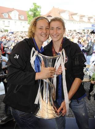 v.l.: Anna Felicitas Sarholz, Bianca Schmidt, mit Champions League Pokal und Meisterschale, 1. FFC Turbine Potsdam - Empfang in Potsdam am Brandenburger Tor, Frauenfußball, Potsdam, Saison 2009 2010, 24.05.2010; o0 Freude