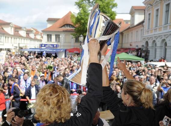 Anna Felicitas Sarholz (li) und Bianca Schmit strecken den Pokal hoch, Fans im Hintergrund, 1. FFC Turbine Potsdam - Empfang in Potsdam am Brandenburger Tor, Frauenfußball, Potsdam, Saison 2009 2010, 24.05.2010; o0 Fans Zuschauer