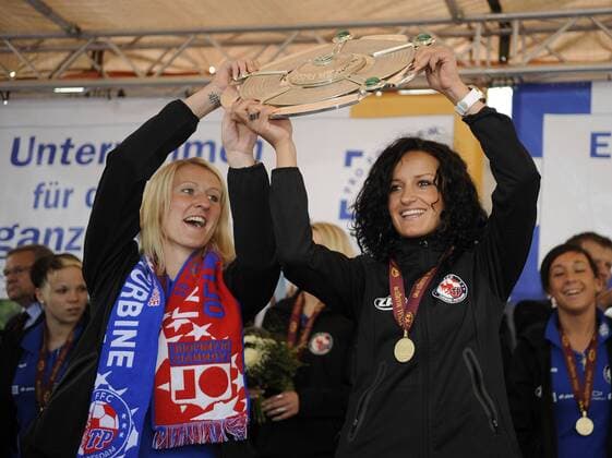 Anja Mittag (li.) und Fatmire Bajramaj (re.) mit Meisterschale, 1. FFC Turbine Potsdam - Empfang in Potsdam am Brandenburger Tor, Frauenfußball, Potsdam, Saison 2009 2010, 24.05.2010; o0 Medaille Jubel Freude