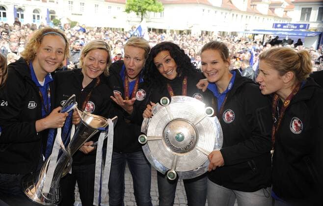 v.l.: Anna Felicitas Sarholz, Jennifer Zietz, Viola Odebrecht, Fatmire Bajramaj, Desiree Schumann, Bianca Schmidt, mit Champions League Pokal und Meisterschale, 1. FFC Turbine Potsdam - Empfang in Potsdam am Brandenburger Tor, Frauenfußball, Potsdam, Saison 2009 2010, 24.05.2010; o0 Deutsche Meisterschaft Double Freude