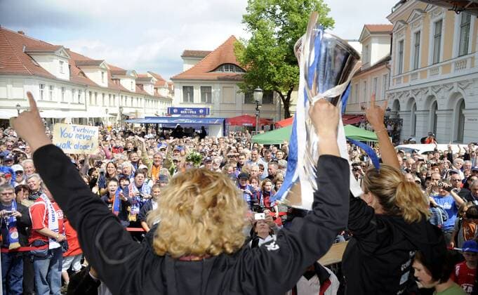 Anna Felicitas Sarholz (li) und Bianca Schmit strecken den Pokal hoch, Fans im Hintergrund, 1. FFC Turbine Potsdam - Empfang in Potsdam am Brandenburger Tor, Frauenfußball, Potsdam, Saison 2009 2010, 24.05.2010; o0 Fans Zuschauer Totale Jubel Freude