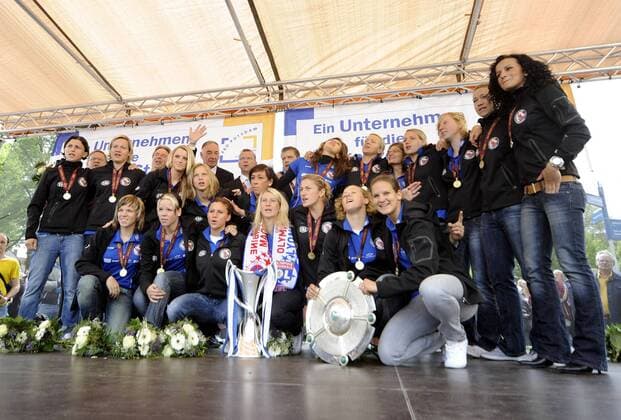 Mannschaftsfoto Turbine Potsdam, 1. FFC Turbine Potsdam - Empfang in Potsdam am Brandenburger Tor, Frauenfußball, Potsdam, Saison 2009 2010, 24.05.2010; o0 Deutsche Meisterschaft Double Freude Totale