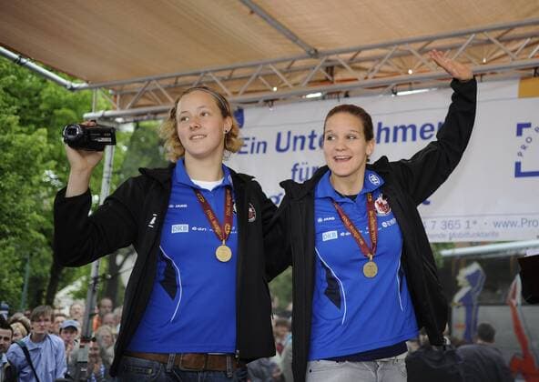 Anna Felicitas Sarholz (li.) und Desiree Schumann, 1. FFC Turbine Potsdam - Empfang in Potsdam am Brandenburger Tor, Frauenfußball, Potsdam, Saison 2009 2010, 24.05.2010; o0 Medaille Jubel Freude Kamera Videokamera