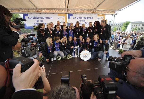 Mannschaftsfoto umringt von Kameras, 1. FFC Turbine Potsdam - Empfang in Potsdam am Brandenburger Tor, Frauenfußball, Potsdam, Saison 2009 2010, 24.05.2010; o0 Deutsche Meisterschaft Double Objekte Pokal Trophäe Meisterschale Totale Siegerfoto