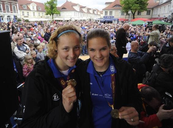 Anna Felicitas Sarholz (li.) und Desiree Schumann, 1. FFC Turbine Potsdam - Empfang in Potsdam am Brandenburger Tor, Frauenfußball, Potsdam, Saison 2009 2010, 24.05.2010; o0 Objekte Medaille Freude