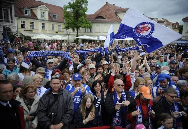 Fans von Turbine Potsdam, 1. FFC Turbine Potsdam - Empfang in Potsdam am Brandenburger Tor, Frauenfußball, Potsdam, Saison 2009 2010, 24.05.2010; o0 Zuschauer Totale Objekte Schal Fanschal Fahne Vereinsfahne Jubel Freude