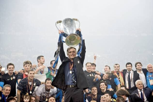 Trainer Jose MOURINHO (Inter) jubelt mit dem Pokal, dahinter sein Team, Inter Mailand gewinnt die Champions League 2010 , am 22.05.2010 in Madrid o0 Jubel Freude o0 Siegerfoto