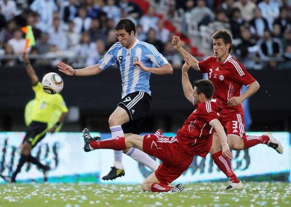BUENOS AIRES, - Argentina s Gonzalo Higuain (L) breaks through during the friendly match against Canada held in Buenos Aires, Argentina, May 24, 2010. (6)  o00 Aufmacher
