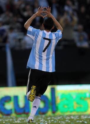 BUENOS AIRES, - Argentina s Angel di Maria gestures like a heart with his hands to celebrate his goal during the friendly match against Canada held in Buenos Aires, Argentina, May 24, 2010. (4)  o00 Gestik Herz Liebe o0 Jubel Freude