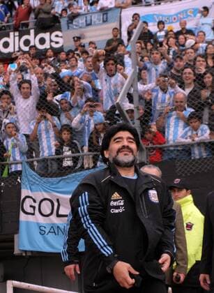 BUENOS AIRES, - Argentina s head coach Diego Armando Maradona walks into the pitch during the friendly match between Argentina and Canada held in Buenos Aires, Argentina, May 24, 2010. (1)  o0 Nationaltrainer