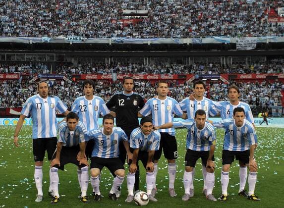BUENOS AIRES, Mannschaftsfoto Argentinien, hi.v.li.: Jonas Gutierrez, Javier Pastore, Sergio Romero, Nicolas Otamendi, Nicolas Burdisso und Gabriel Heinze; vorn: Angel Di Maria, Gonzalo Higuain, Carlos Tevez, Javier Mascherano und Maxi Rodriguez 