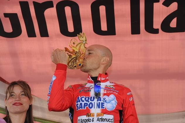 2010, Giro d Italia, stage 16: San Vigilio di Marebbe - Plan de Corones , Acqua e sapone - Caffe Mokambo 2010, winner Stefano Garzelli ,  o0 Jubel Freude o0 Etappensieg Siegerehrung Krone Objekte kurios