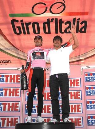 2010, Giro d Italia, stage 16: San Vigilio di Marebbe - Plan de Corones , Caisse d Epargne 2010, David Arroyo , Fernando Alonso (ESP, R) ,  o0 Freude Siegerehrung Jubel o0 Motorsport F1 Formel 1 privat