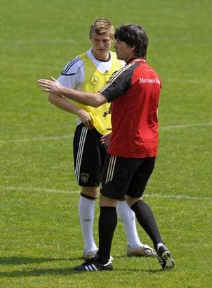 26.05.2010, Fussball DFB-Trainingslager Der deutschen Nationalmannschaft zur WM-Vorbereitung in Eppan bei Bozen in Südtirol , Bundestrainer Joachim Löw (re) gibt Toni Kroos (li, beide Deutschland) taktische Anweisungen. o0 Trainer