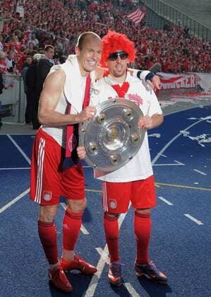 Fussball Bundesliga 2009 2010 Hertha BSC Berlin - FC Bayern Muenchen, Arjen ROBBEN (l) und Franck RIBERY (FCB) posieren mit der Meisterschale. o0 Feier Pokal Schale Kurios komik