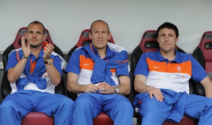 Fussball International: Testspiel 26.05.2010 Holland - Wesley Sneijder, Arjen Robben und Mark van Bommel (v.li.) auf der Bank  o0 Reservist, Reservespieler, Ersatzspieler, Auswechselspieler