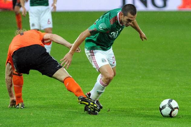 FUSSBALL - Testspiel FREIBURG,26.MAI.10 -, Laenderspiel, Niederlande vs Mexiko. Bild zeigt Dirk Kuyt (NED l.) und Jorge Torres (MEX). 