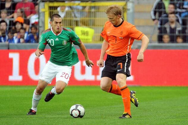 FUSSBALL - Testspiel FREIBURG,26.MAI.10 -, Laenderspiel, Niederlande vs Mexiko. Bild zeigt Jorge Torres (MEX, li.) und Dirk Kuyt (NED). 