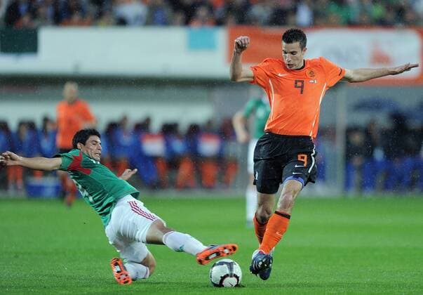 Fussball International: Testspiel 26.05.2010 Holland - Mexiko Robin van Persie (NED,re) gegen Jonny Magallon (MEX,li) 