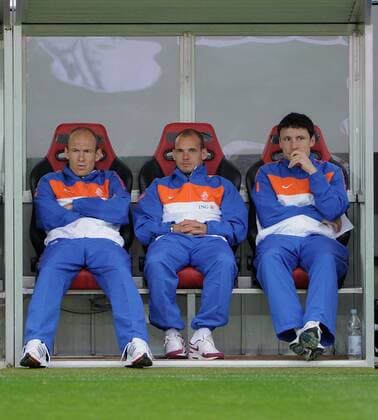 Fussball International: Testspiel 26.05.2010 Holland - Mexiko Arjen Robben, Wesley Sneijder und Mark van Bommel (v.li.) beobachten das Spiel von auf der Bank aus.  o00 Ersatzbank Reservist