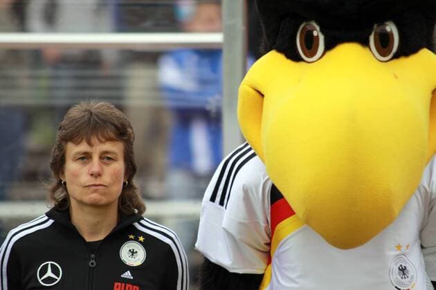 26.05.2010, Länderspiel, U 23-Nationalmannschaft der Frauen, Deutschland:USA, Team Deutschland, Trainerin Ulrike Ballweg (Deutschland) mit Maskottchen Paule o0 Objekt Trainer o00 kurios Komik