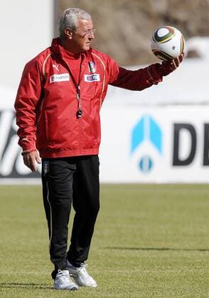 Italy s national football team coach Marcello Lippi plays with a ball during a training session in Sestriere, Italy on May 26, 2010. The Italian team started their preparations in the Alpine resort of Sestriere before departing for the FIFA World Cup 2010. xGPA LucaxGhidonix  ActionPlus11047045 o0 Nationaltrainer