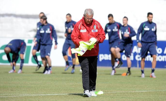 Italy s national football team coach Marcello Lippi walks on the pitch during a training session in Sestriere, Italy on May 26, 2010. The Italian team started their preparations in the Alpine resort of Sestriere before departing for the FIFA World Cup 2010. xGPA LucaxGhidonix  ActionPlus7954 o0 Nationaltrainer