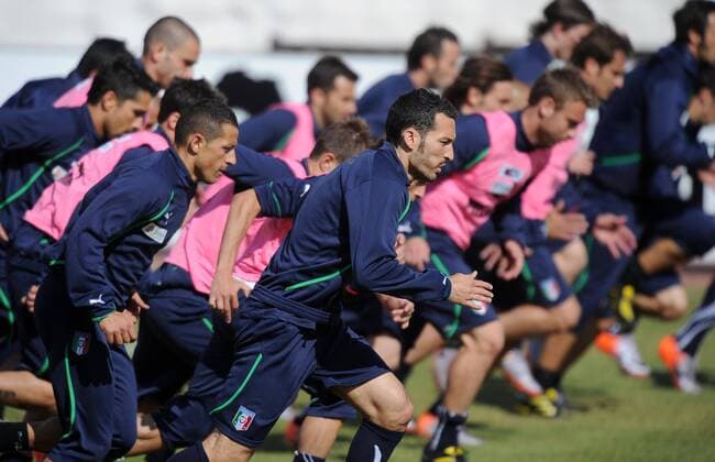 Italy s national football team Gianluca Zambrotta (C) runs during a training session in Sestriere, Italy on May 26, 2010. The Italian team started their preparations in the Alpine resort of Sestriere before departing for the FIFA World Cup 2010. xGPA LucaxGhidonix  ActionPlus11047039 Content restricted for UK based newspaper