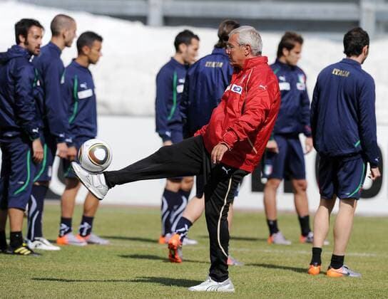 Italy s national football team coach Marcello Lippi plays with a ball during a training session in Sestriere, Italy on May 26, 2010. The Italian team started their preparations in the Alpine resort of Sestriere before departing for the FIFA World Cup 2010. xGPA LucaxGhidonix  ActionPlus11047043 o0 Nationaltrainer