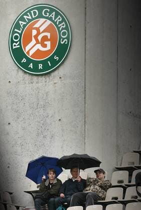 TENNIS - ATP, French Open 2010 RIS,FRANKREICH,27.MAI.10 - TENNIS - ATP World Tour, Grand Slam, Roland Garros French Open 2010. Bild zeigt Fans. Keywords: Schirm, Regen, Logo. o0 Zuschauer,, Logo, Emblem