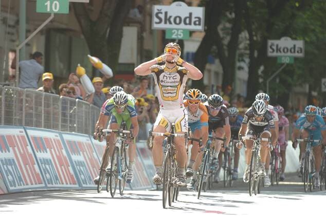 Giro d Italia 2010, 18. Etappe: Levico Terme - Brescia: Andre Greipel (Htc - Columbia) gewinnt die 18. Etappe vor Tiziano Dall Antonia (Liquigas, li.), Julian Dean (Garmin - Transitions, 3.v.re.) und Gregory Henderson (Sky, 2.v.re.)  o0 Etappensieg, Etappensieger, Jubel, Freude