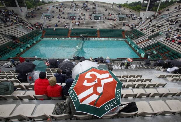 French Open 2010, Roland Garros, Paris, Frankreich,, Tennis, ITF Grand Slam Tournament, Zuschauer im Regen in Roland Garros,Court Suzanne Lenglen,Feature, o0 Regenpause, Regenunterbrechung, Abbruch, Spielabbruch o00 Totale