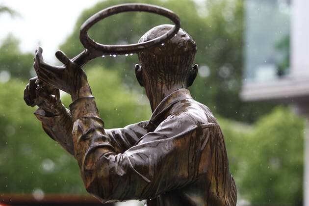 Statue of Jacques Brugnon (FRA) - typical water-tennis in the second round of 2010 Tennis French Open in Paris at Roland Garros, 27 05 2010 - o0 Denkmal Objekte Tennisspieler