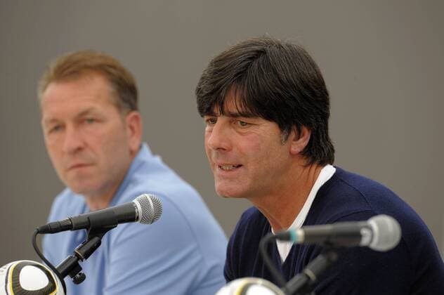 28.05.2010, Fussball DFB-Trainingslager Der deutschen Nationalmannschaft zur WM-Vorbereitung, in Eppan bei Bozen in Südtirol (Italien), Pressekonferenz mit Bundestrainer Joachim Löw (R) and Torwarttrainer Andreas Köpke (beide Deutschland).