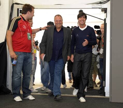 28.05.2010, Fussball DFB-Trainingslager Der deutschen Nationalmannschaft zur WM-Vorbereitung, in Eppan bei Bozen in Südtirol (Italien), Pressekonferenz mit Bundestrainer Joachim Löw (re) and Pressesprecher Harald Stenger (mitte, beide Deutschland).